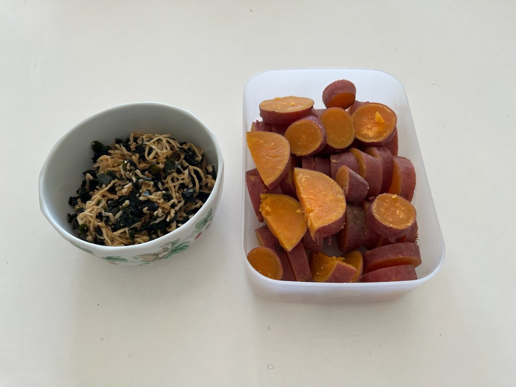 切干わかめ、茹でさつまいも