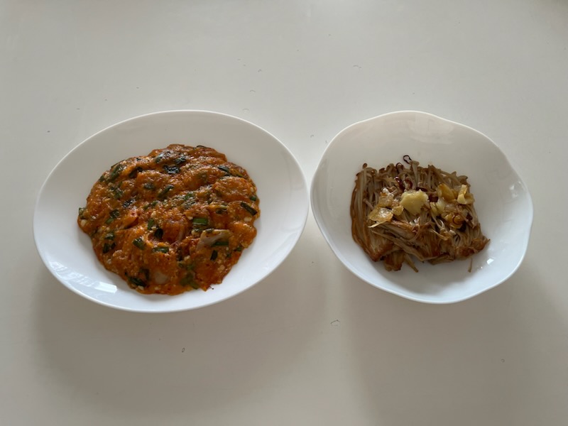 豆腐とキムチのチヂミ、えのきのペペロンチーノ風。