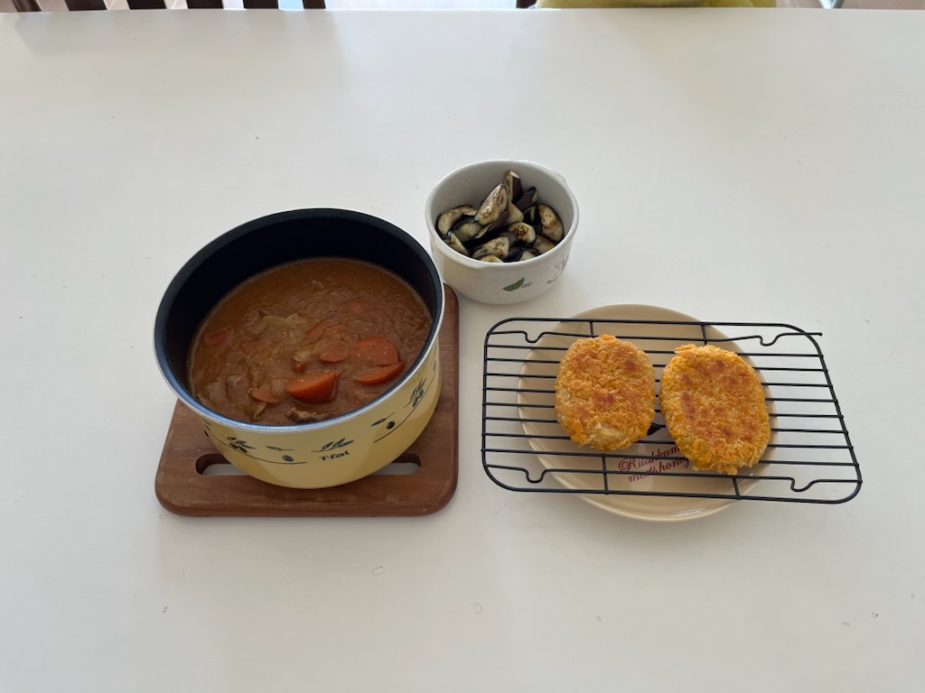カレー、なす、冷凍コロッケ