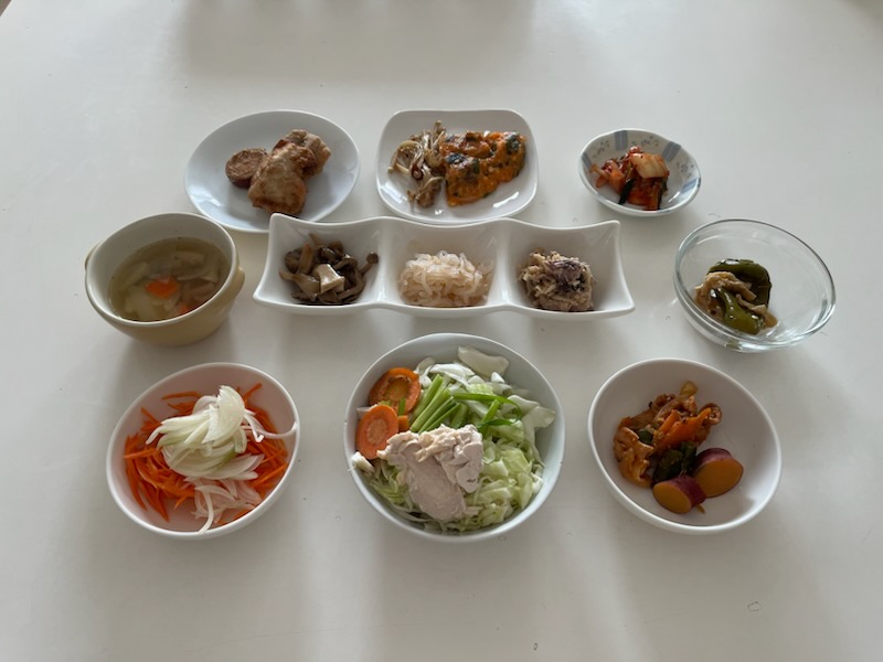 小皿に盛った料理