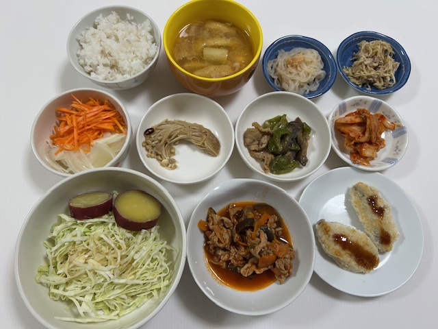 小皿に盛った料理