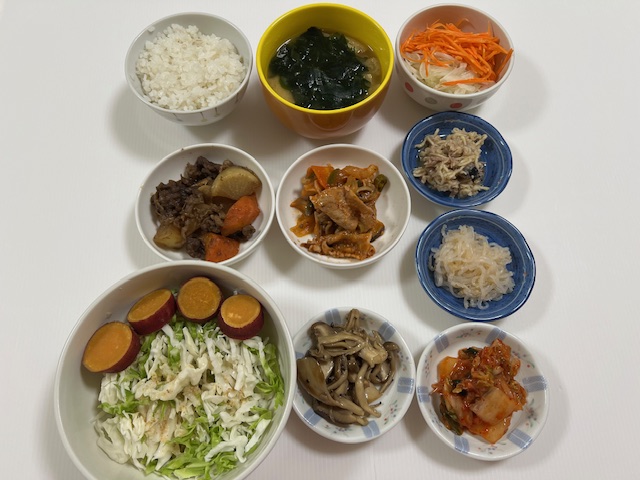 小皿に盛った料理