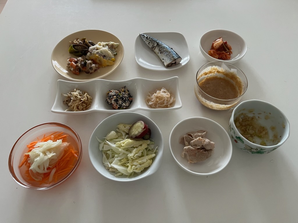 小皿に盛った料理