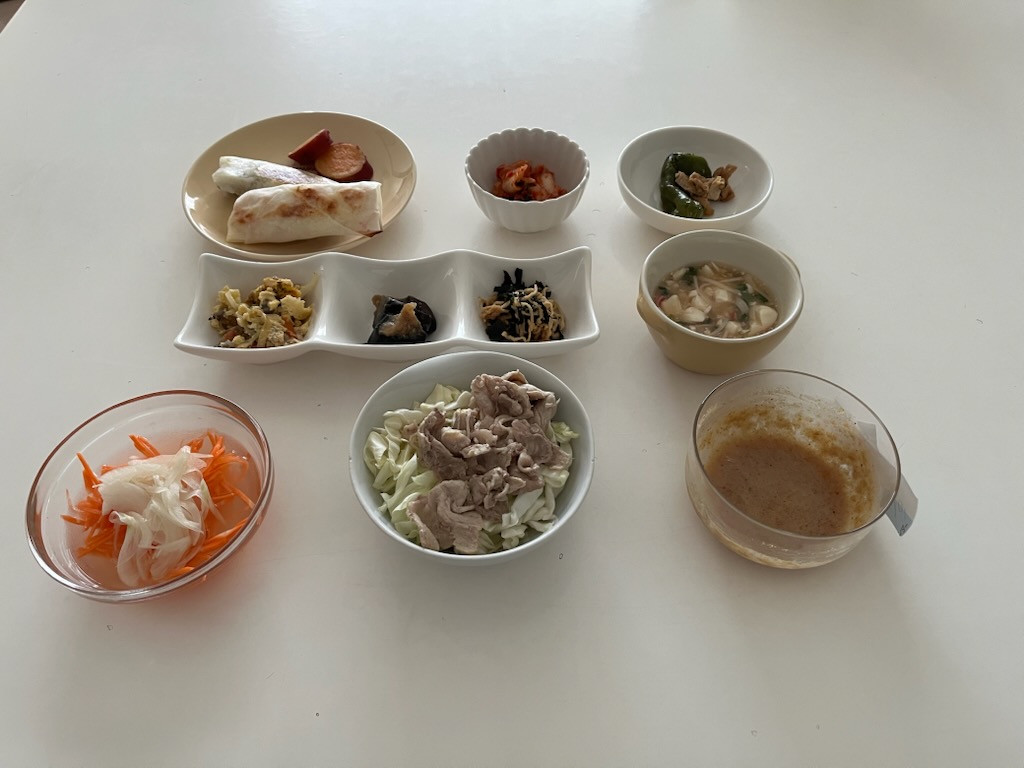 小皿に盛った料理