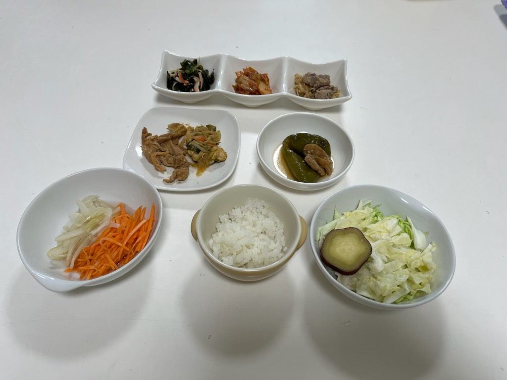 小皿に盛った料理