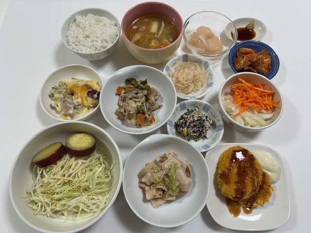 小皿に盛った料理