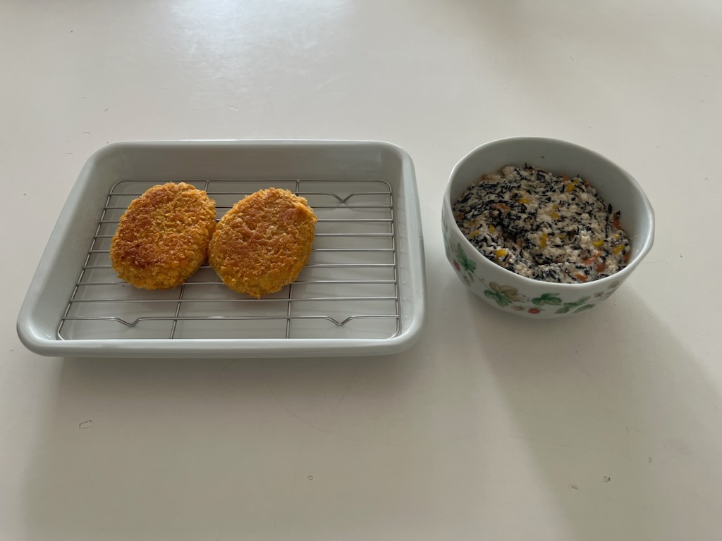 冷凍コロッケ、豆腐とひじきのカラフルサラダ