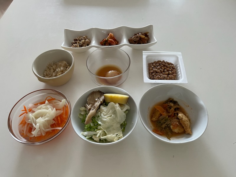 小皿に盛った料理