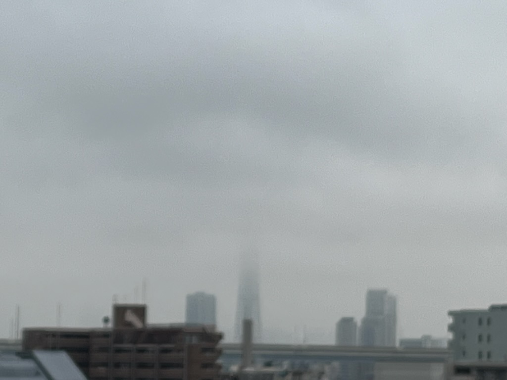 雲に隠れたスカイツリー