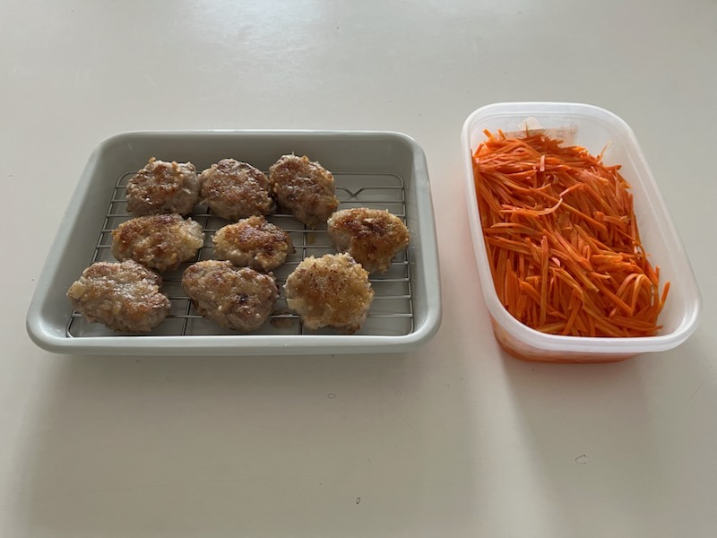 豚小間とんかつ、酢にんじん。