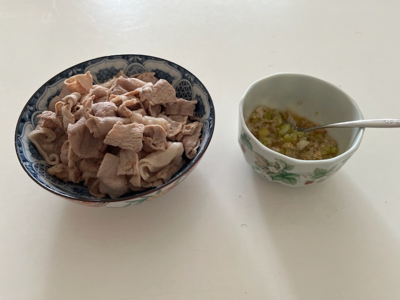 茹で豚小間肉とねぎダレ。