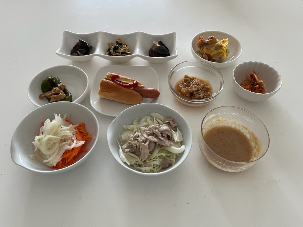 小皿に盛った料理