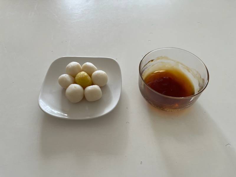 豆腐と米粉のお団子とみたらし団子のたれ。