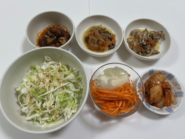小皿に盛った料理
