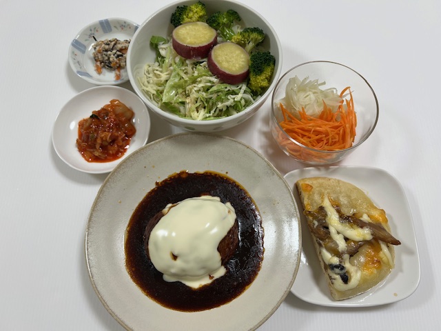 小皿に盛った料理