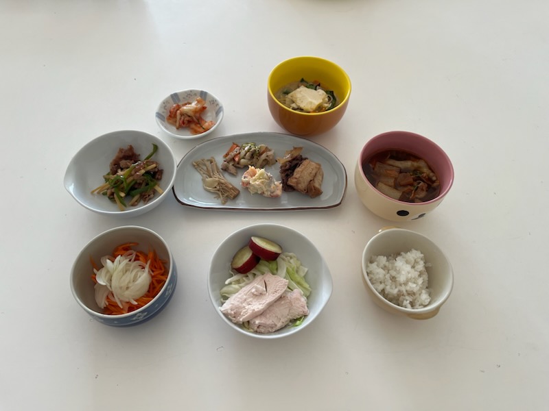 小皿に盛った料理