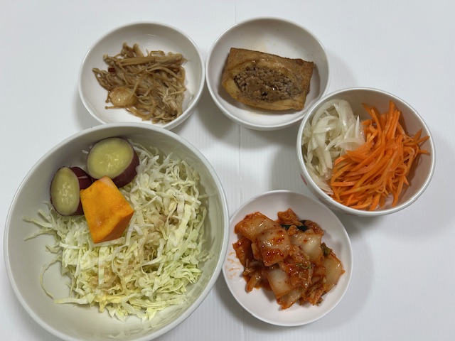 小皿に盛った料理