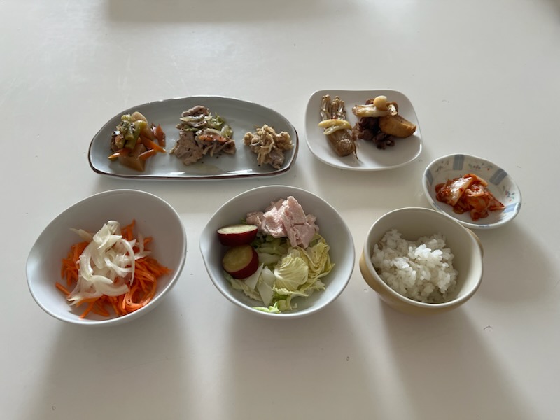 小皿に盛った料理