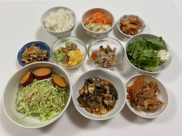 小皿に盛った料理