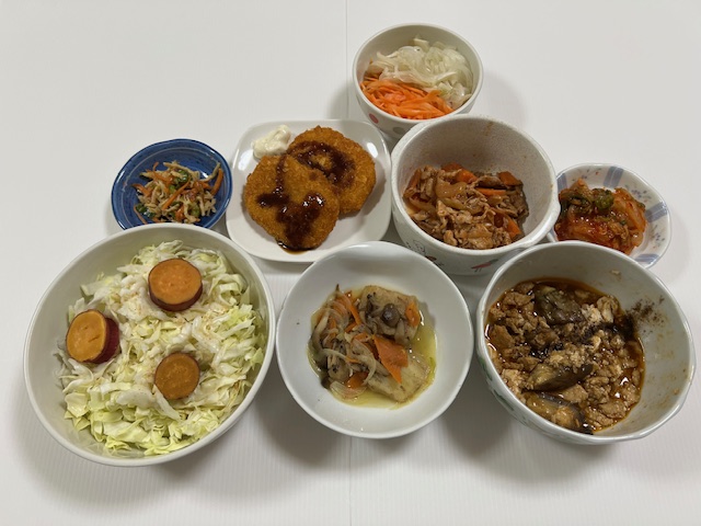 小皿に盛った料理