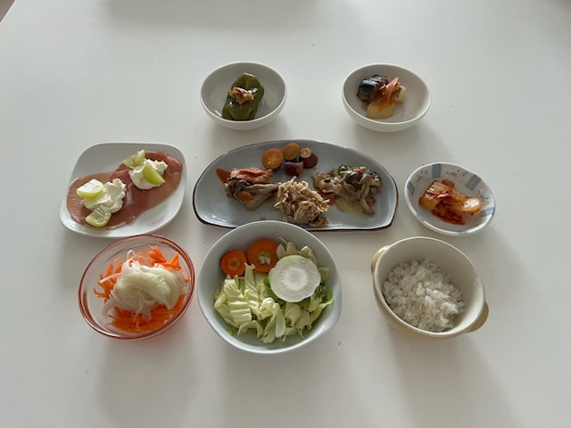 小皿に盛った料理