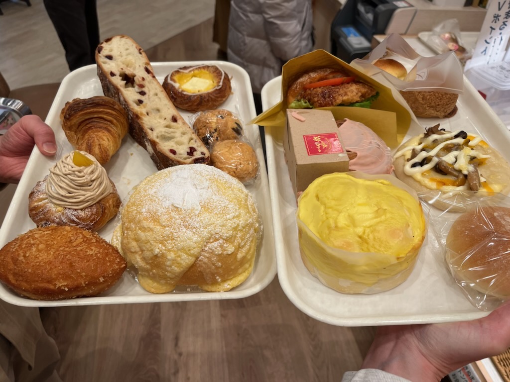 粉とクリームのパン