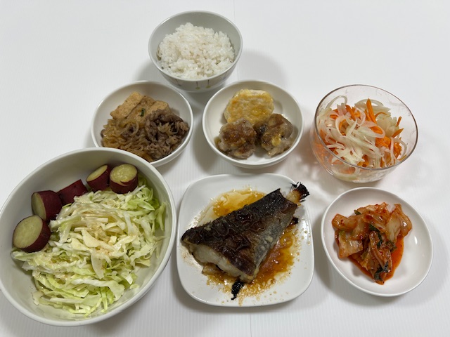 小皿に盛った料理