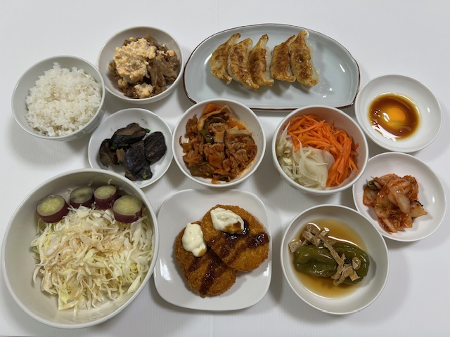 小皿に盛った料理