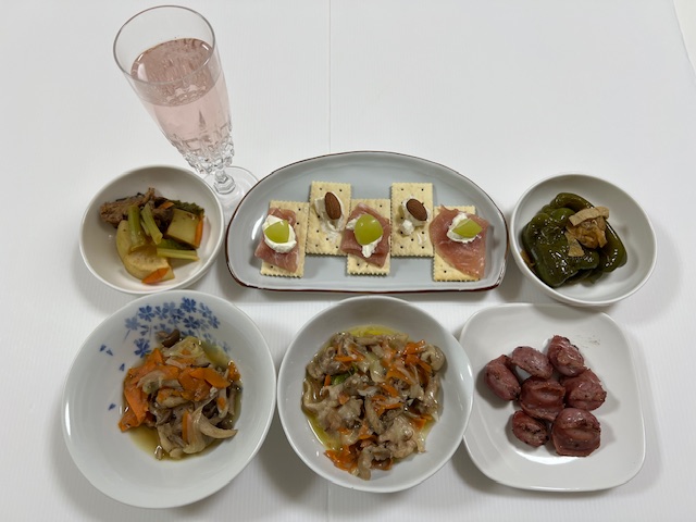 小皿に盛った料理