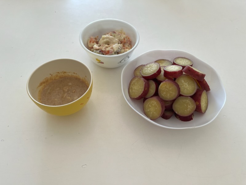 ごまだれ、さつまいもと人参のサラダ、ゆでさつまいも。