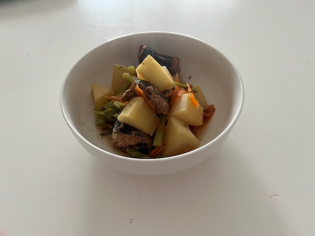 サバ味噌煮缶と大根の煮物。