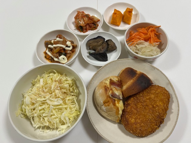 小皿に盛った料理