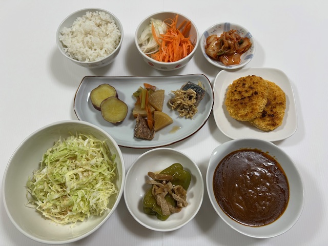 小皿に盛った料理