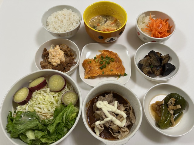 小皿に盛った料理