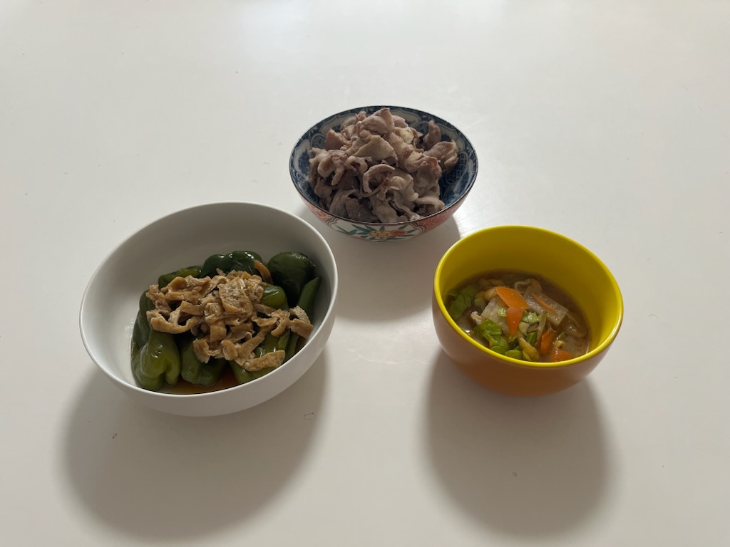 ピーマン丸ごと煮、ゆで豚、みそ汁。