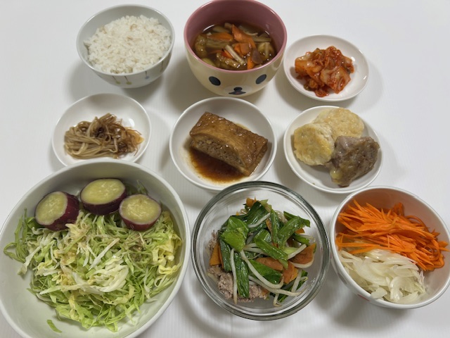 小皿に盛った料理