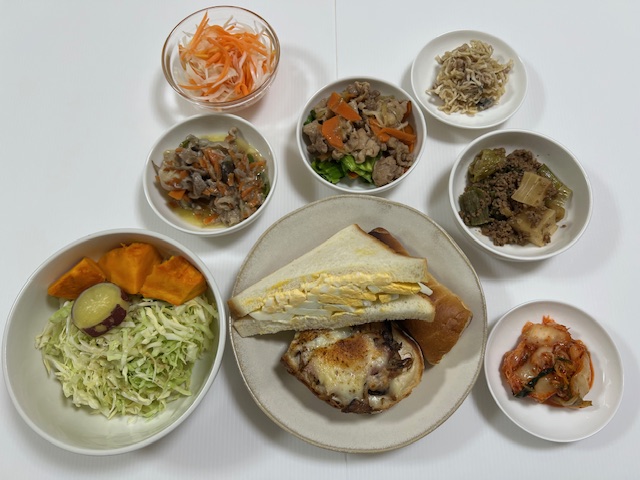 小皿に盛った料理