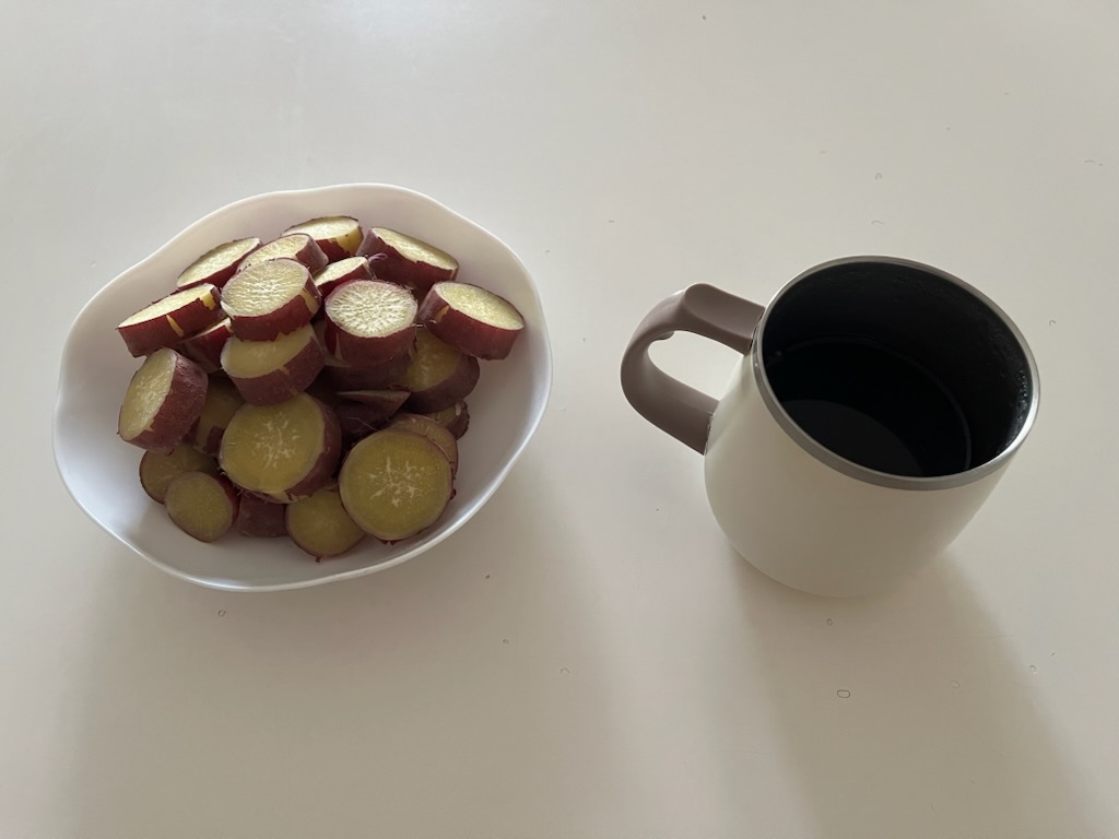 ゆでさつまいも。ホットコーヒー