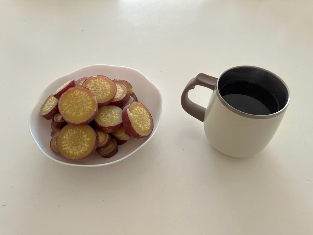 茹でさつまいもとコーヒー