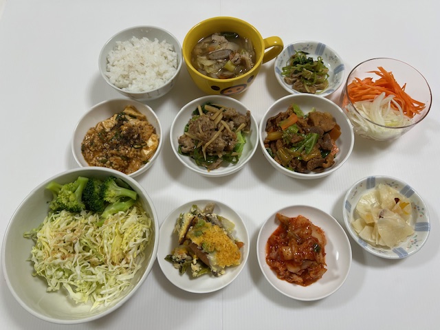 小皿に盛った料理