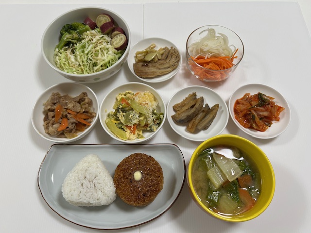 小皿に盛った料理