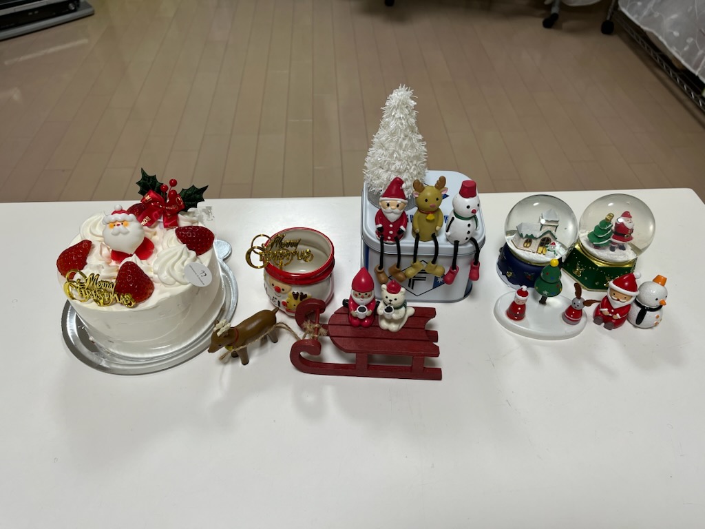 ケーキとサンタさんたち