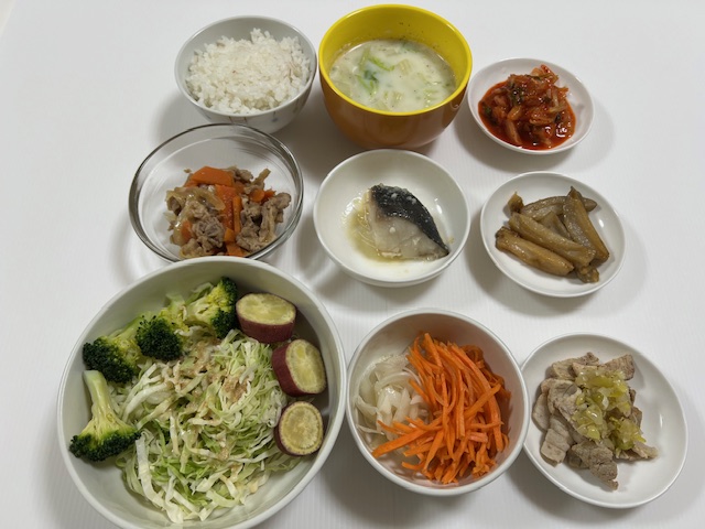 小皿に盛った料理