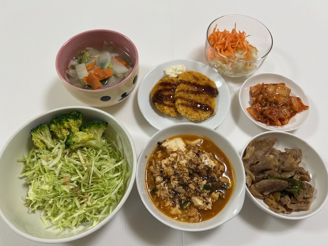 小皿に盛った料理