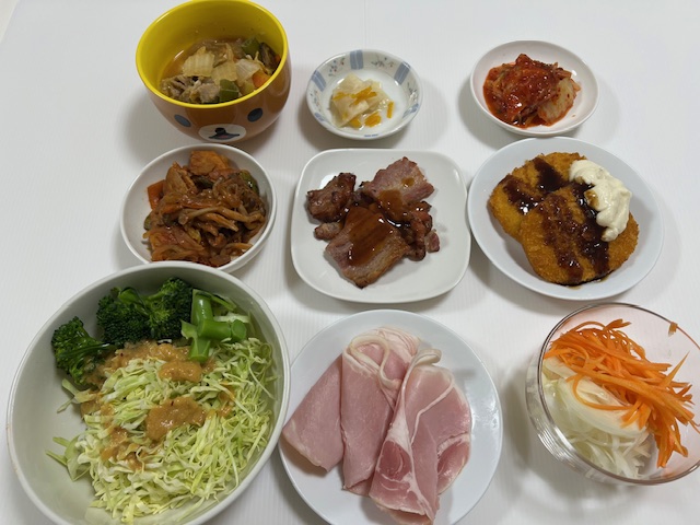 小皿に盛った料理