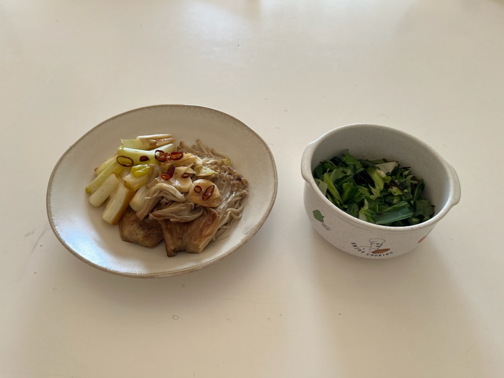 えのきとねぎのペペロンチーノ風。きゃべつの塩昆布和え