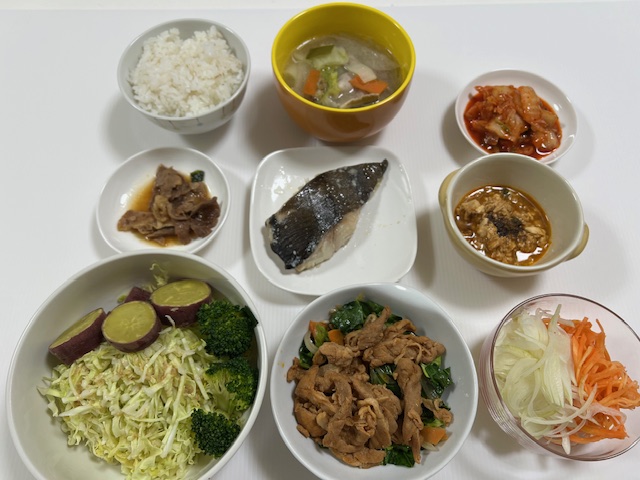 小皿に盛った料理