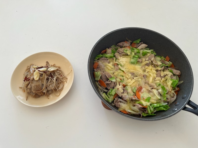 えのきのペペロンチーノ風、豚小間肉と野菜のチーズ焼き。