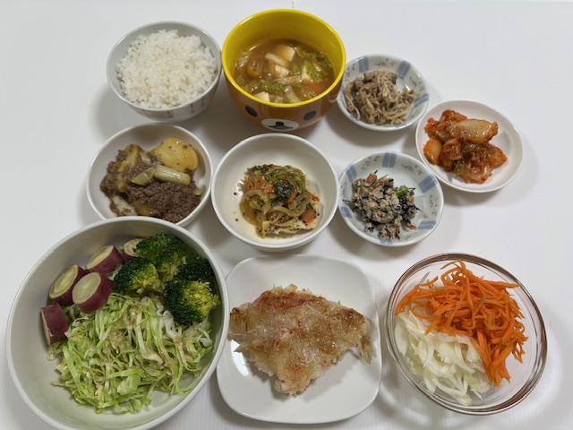 小皿に盛った料理