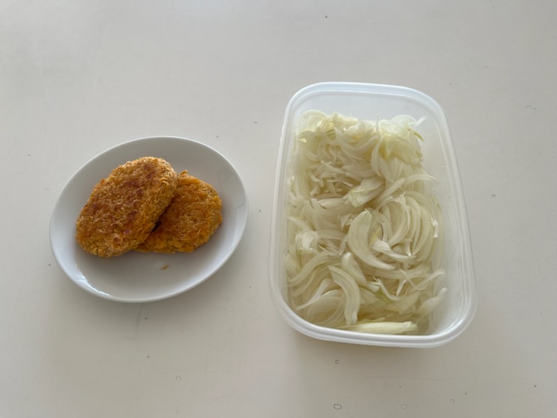 冷凍コロッケの揚げ焼、酢たまねぎ